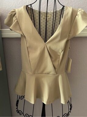 Women’s Beige Peplum V-Neck Women's Top Size Medium